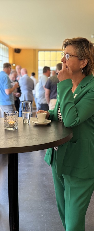 Mehrere Personen am Apero nach der DV